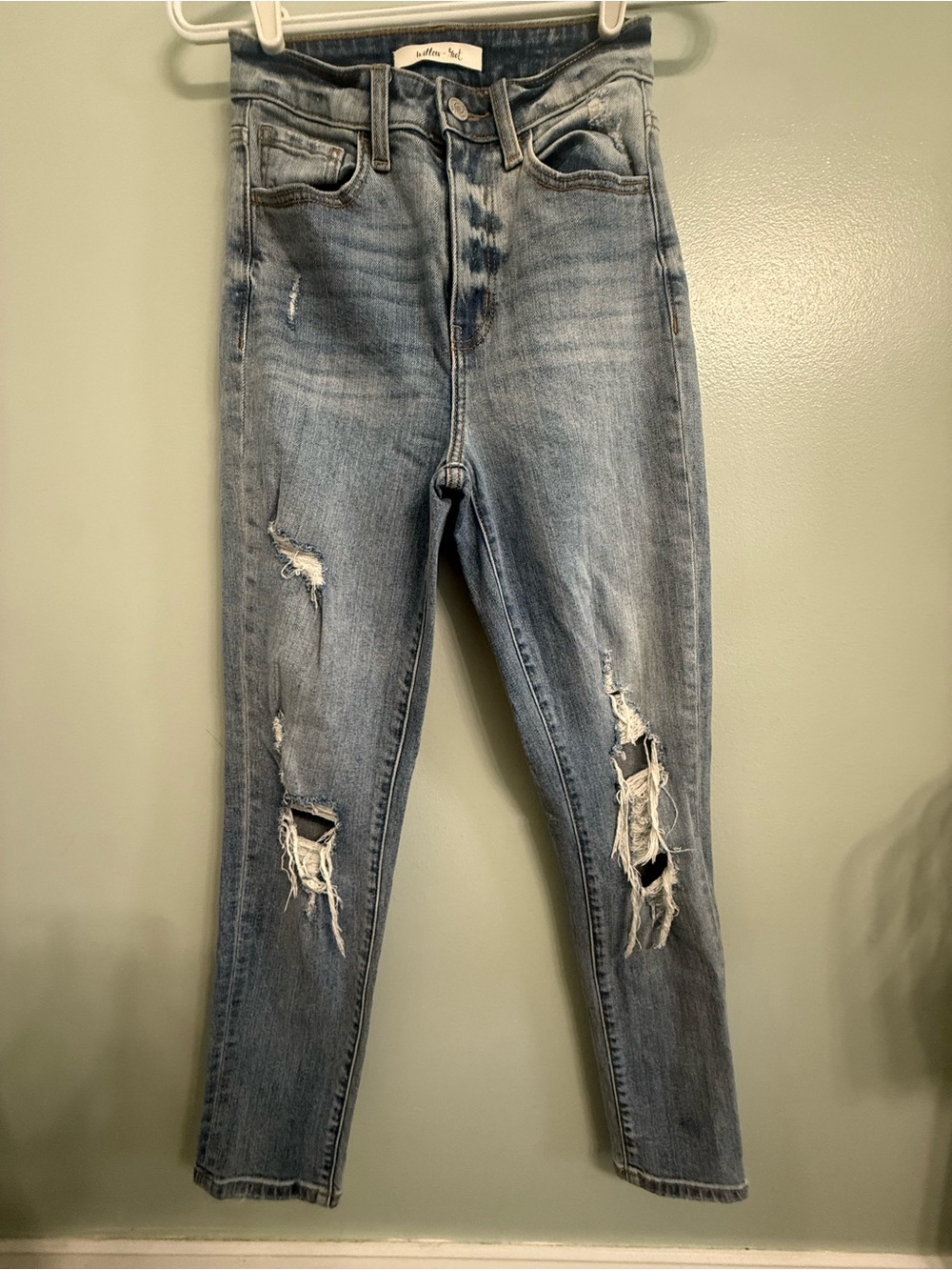 Women's Straight Leg Distressed Jeans in Light Blue Wash